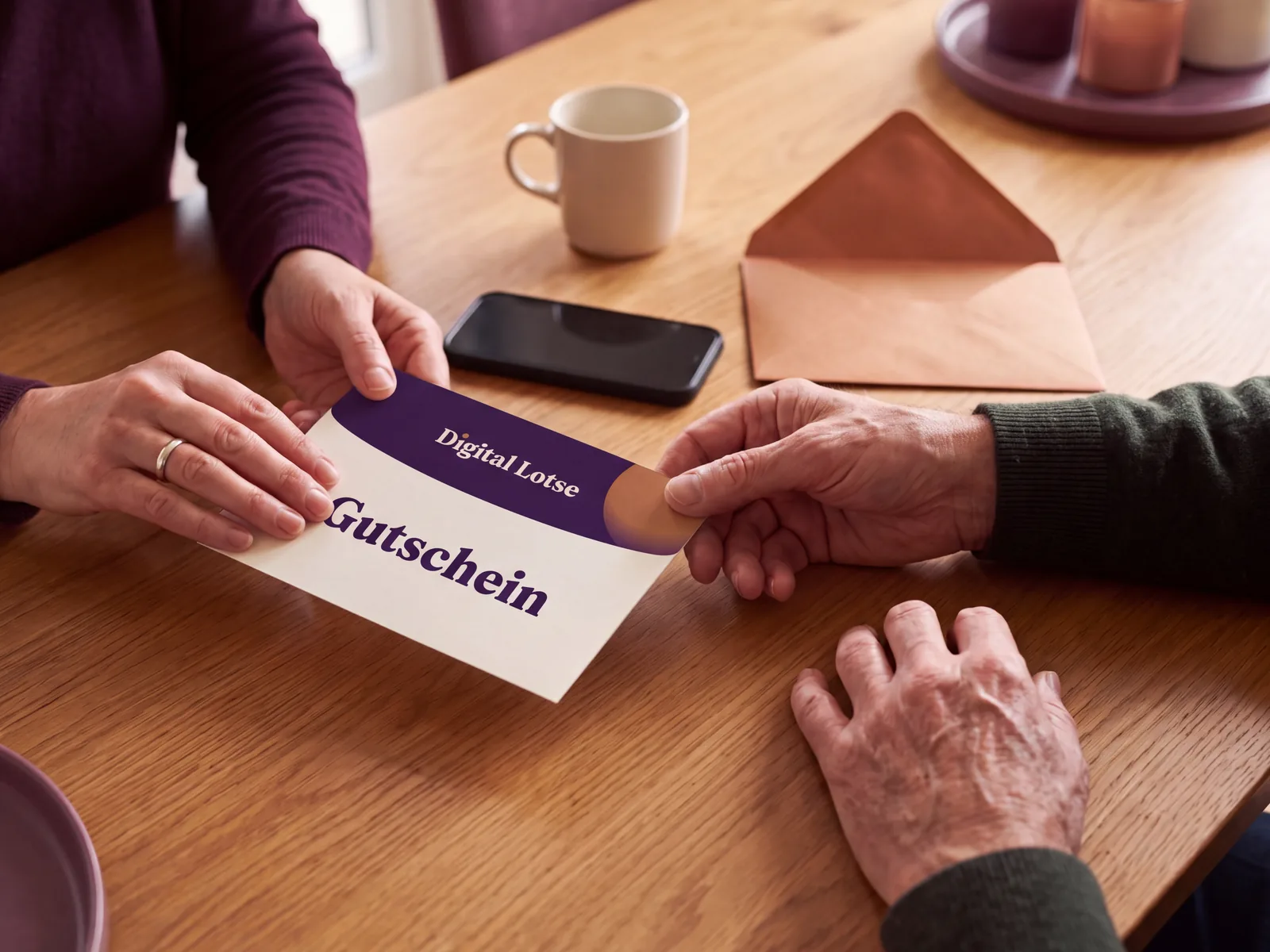 Am Esstisch wird eine Gutscheinkarte von Digital Lotse übergeben. Mit KI erstellt.