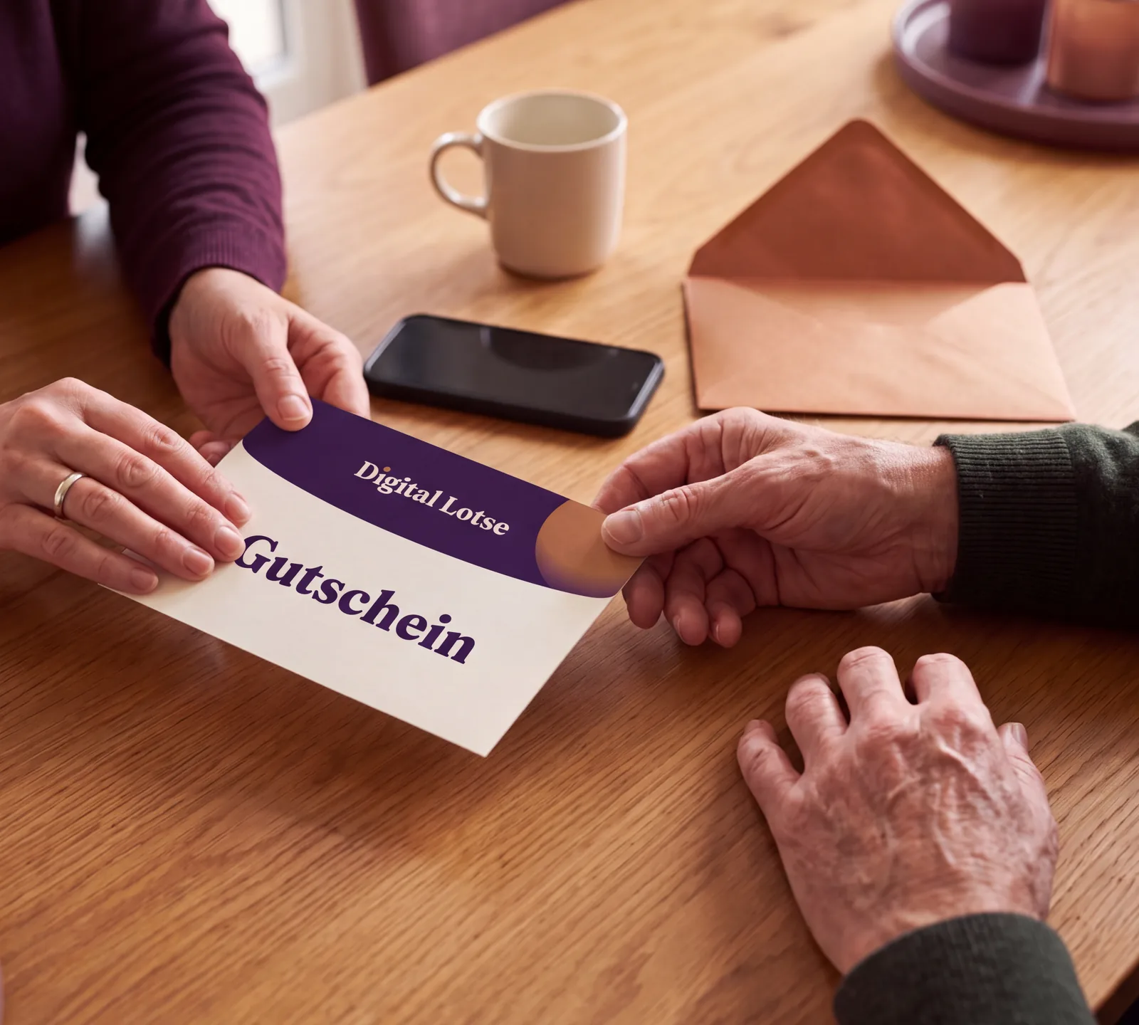 Am Esstisch wird eine Gutscheinkarte von Digital Lotse übergeben. Mit KI erstellt.